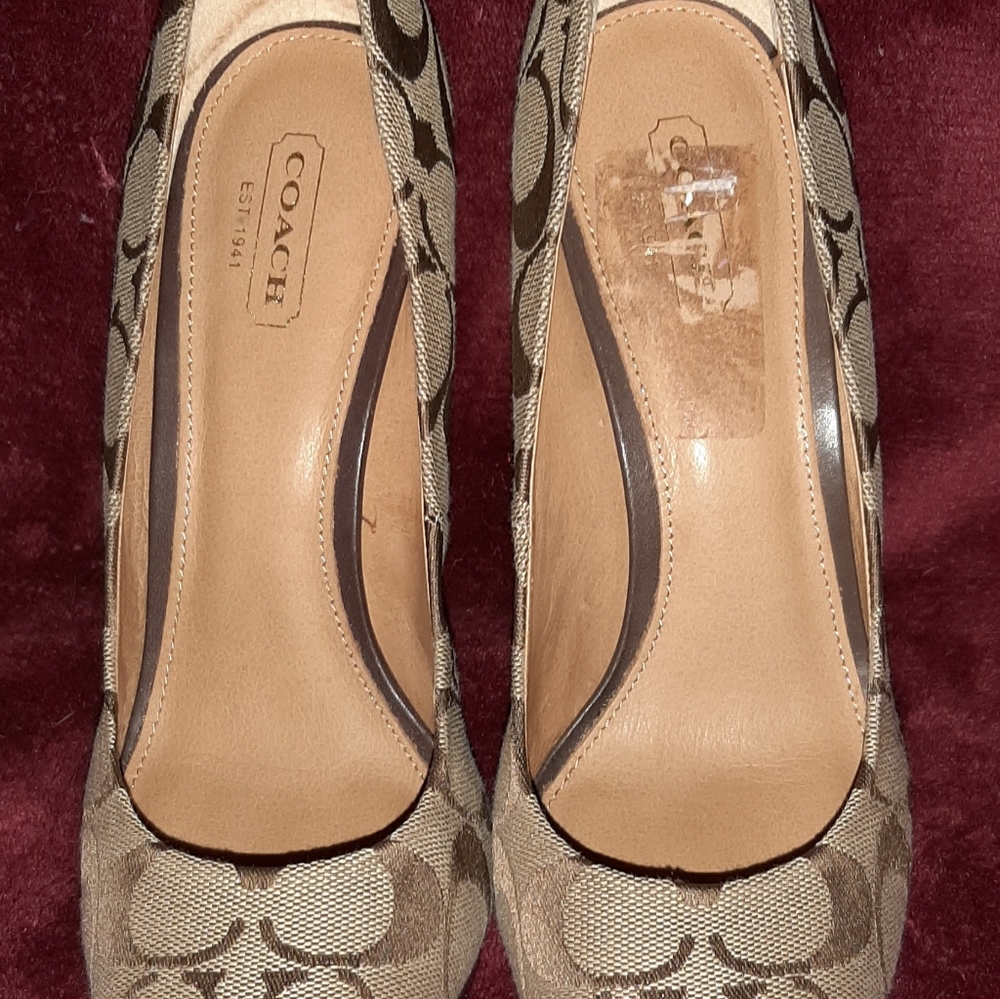 Coach Pumps